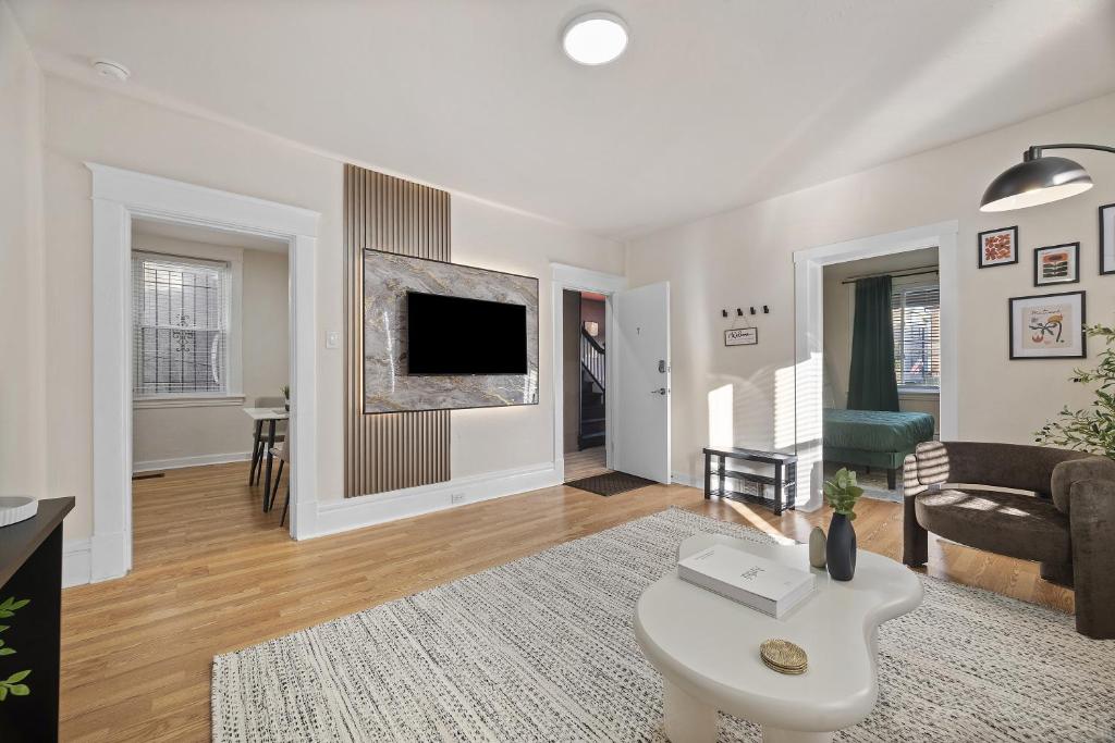 Μια τηλεόραση ή/και κέντρο ψυχαγωγίας στο Squirrel Hill Chic Spacious 1BR Parking Gym