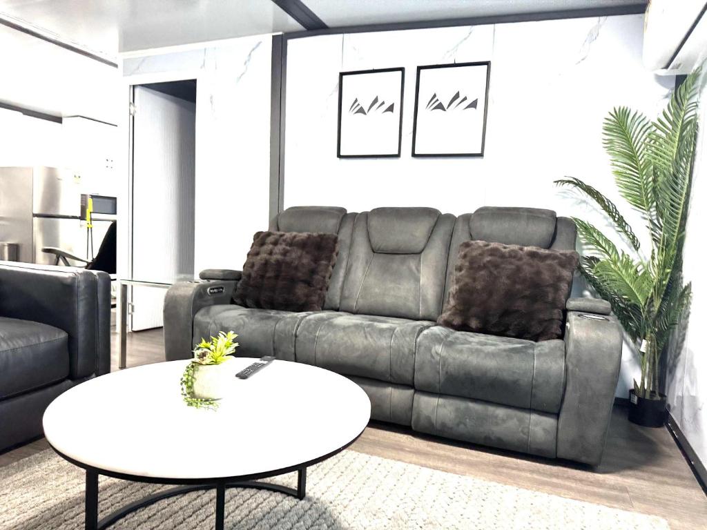 Χώρος καθιστικού στο Overlooking a Park - A sunny escape