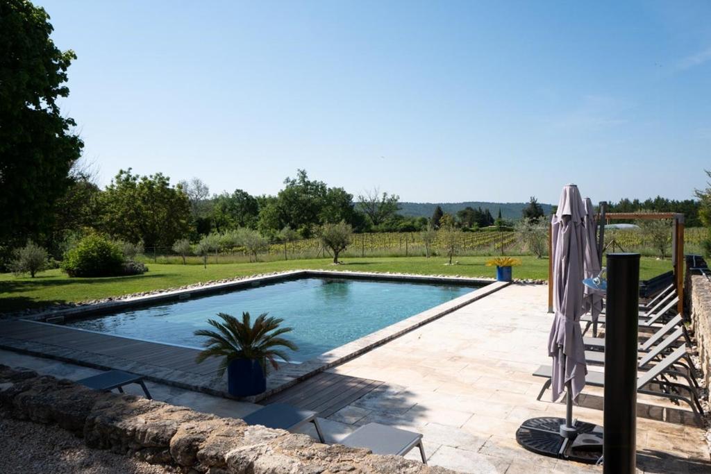 La alberca dentro o cerca de Mas With Heated Pool In Luberon