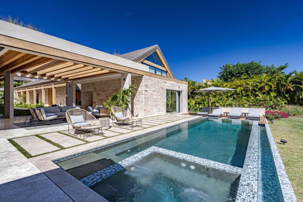 Bazén v ubytování Brand New 5 bed Lux Villa nebo v jeho okolí