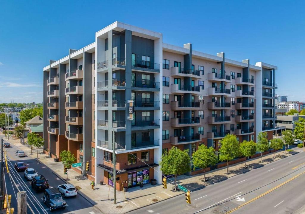 ein Mehrfamilienhaus an der Ecke einer Straße in der Unterkunft The Nash Luxe, Pool, Gym, Nightlife! in Nashville