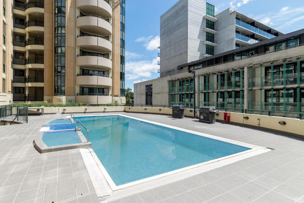 une grande piscine au milieu d'un bâtiment dans l'établissement Central 2-bed Apartment with Pool, Gym and Spa, à Canberra
