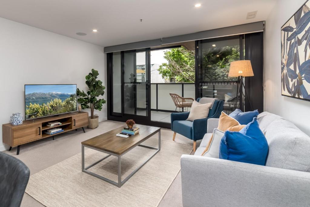 a living room with a couch and a tv at Chic 3-Bed in Central with Pool, Sauna and Gym in Canberra