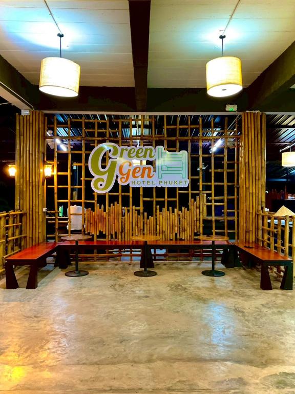 普吉镇Green Gen Hotel, Mueang Phuket的墙上有长椅和标志的房间