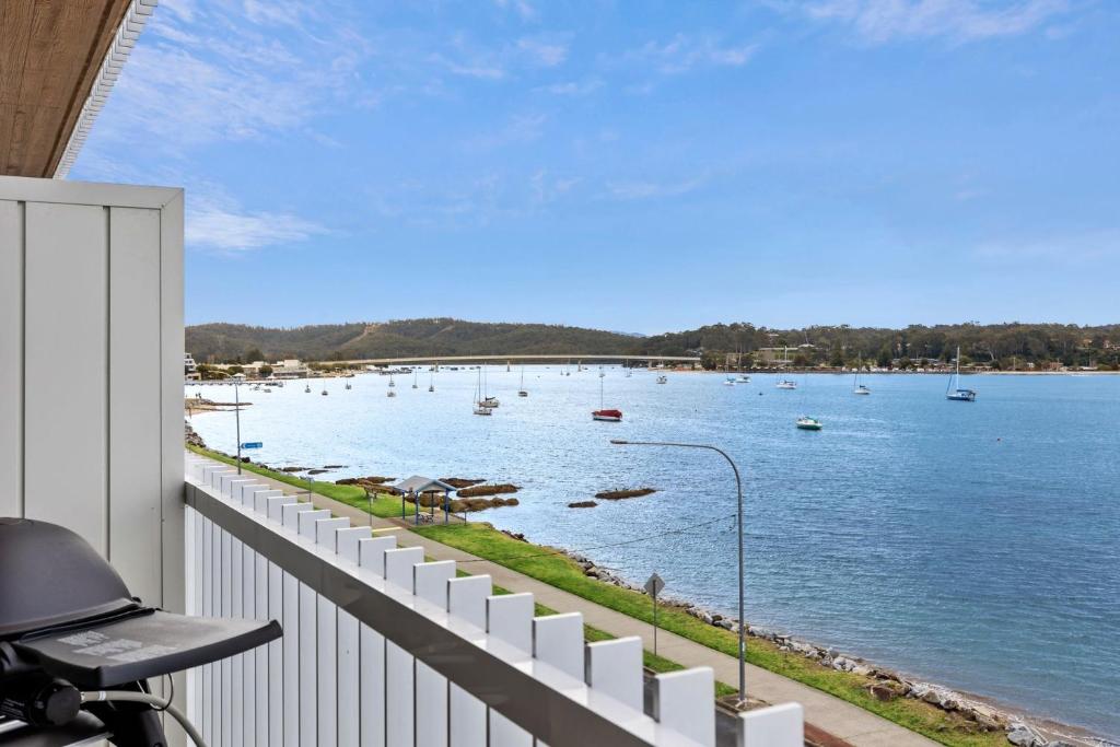 Una vista de un cuerpo de agua con barcos en él. en Exquisite 1-Bed Apartment with Bay Views, en Batemans Bay