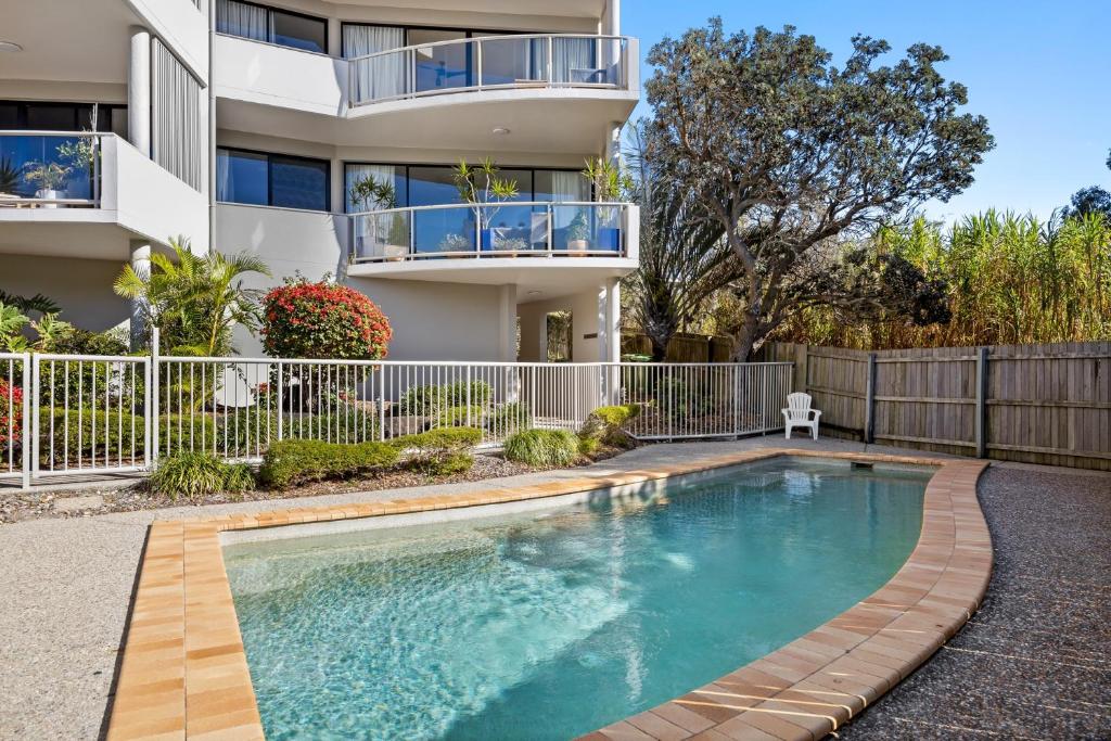 Πισίνα στο ή κοντά στο Pristine 2-Bed Apartment with Pool and Balcony