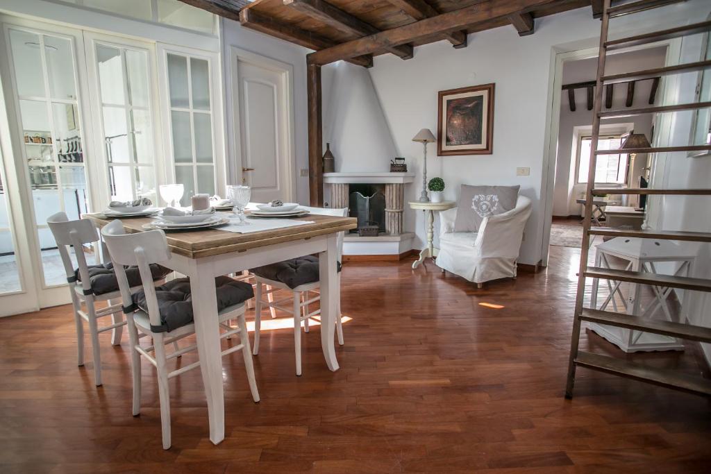 una sala da pranzo con tavolo e sedie di Magenta Collection Cappellari 41 a Roma