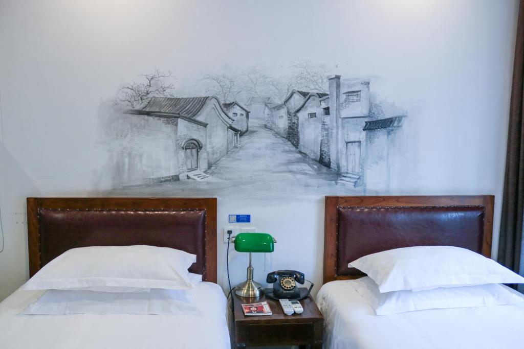 Ένα ή περισσότερα κρεβάτια σε δωμάτιο στο Nostalgia Hotel Beijing Confucius Temple and Imperial College Museum & Gui Street 时光漫步酒店 北京国子监簋街店 Free fresh ground coffee,Free laundry service