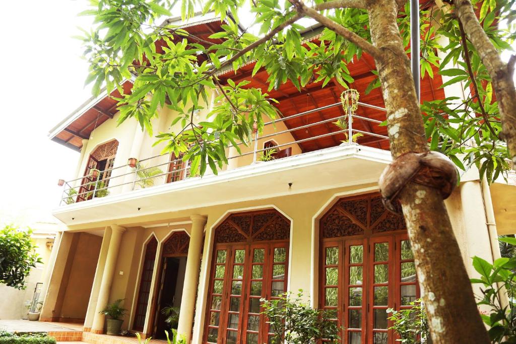 una casa con un albero di fronte di The Peppermint a Kandy