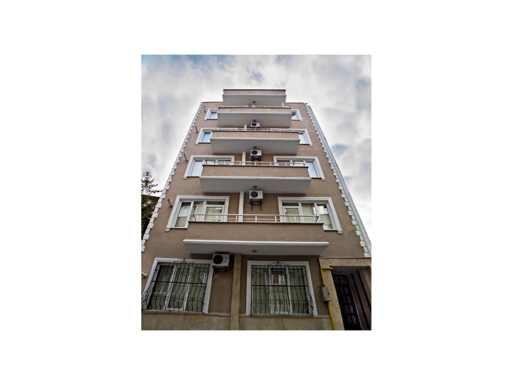 ブルサにあるAtaa Apartmentsのバルコニー付きの高層ビル