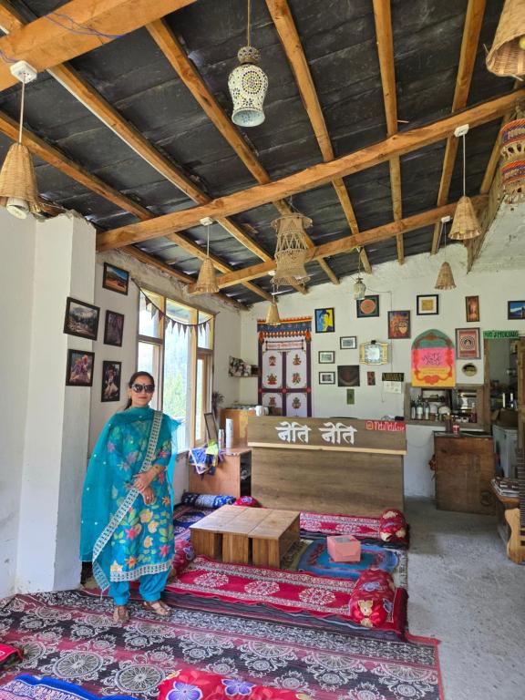 Un lugar para sentarse en Neti Neti Cafe & Stay