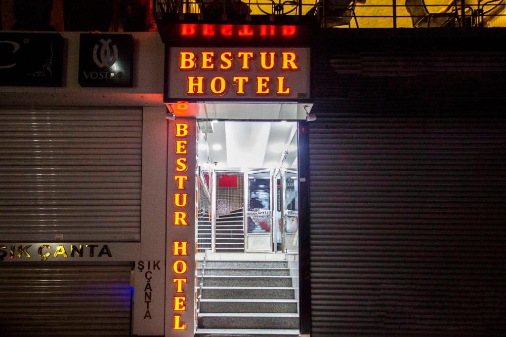 une entrée à un hôtel avec un panneau indiquant mieux l'hôtel dans l'établissement Hotel Bestur, à Istanbul