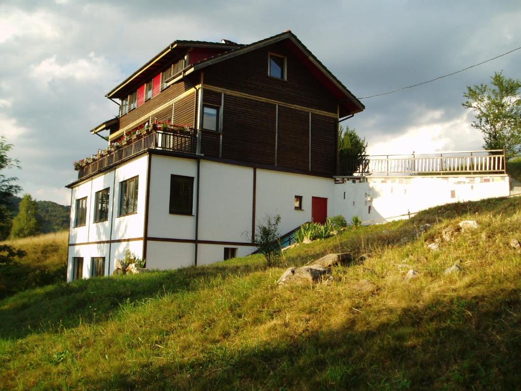 uma casa sentada no topo de uma colina em Villa AdiArt em Arda