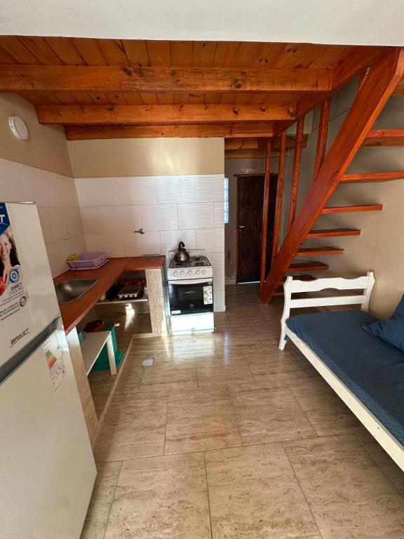 una grande stanza con cucina e scala di Duplex Las Malvinas a Las Toninas