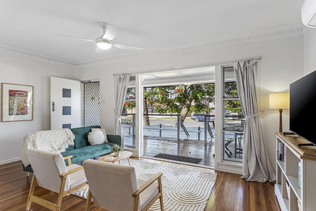 ein Wohnzimmer mit einer Couch und einem Fenster in der Unterkunft Beachside 3-Bed family Home with Parking & Veranda in Scarborough