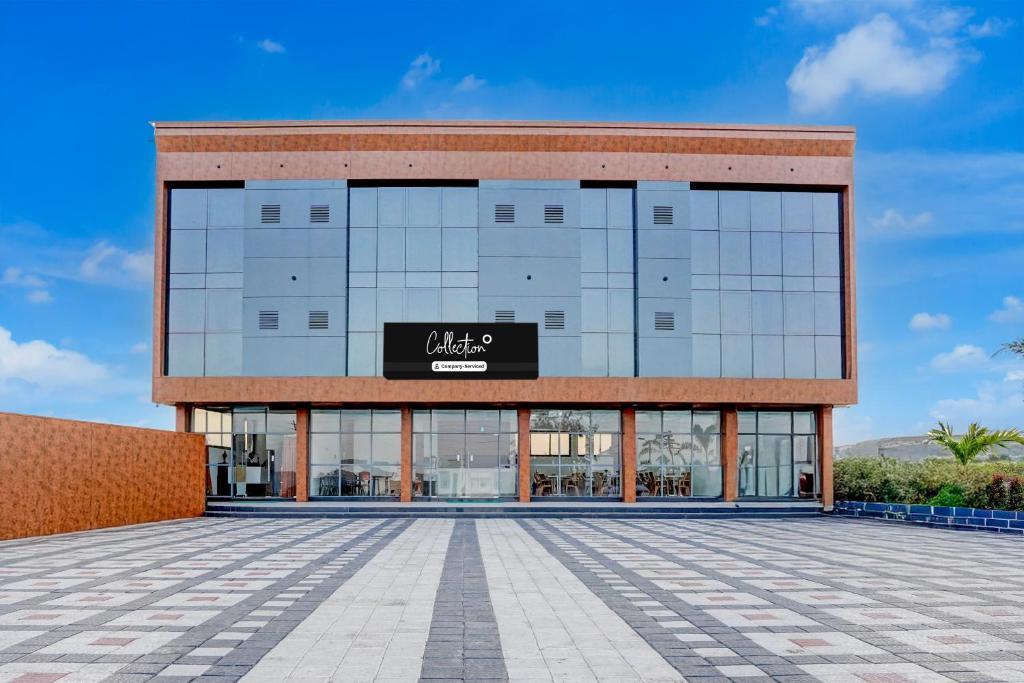 Un edificio con un cartel en el frente. en Collection O Kanifnath Trek Pune, en Jadhavwadi