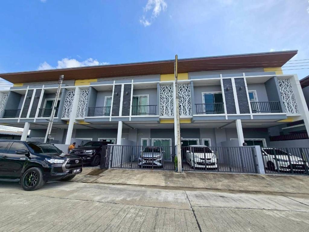 a car parked in front of a building at Remas Homestay Hat Yai in Sathani Khlong Rian