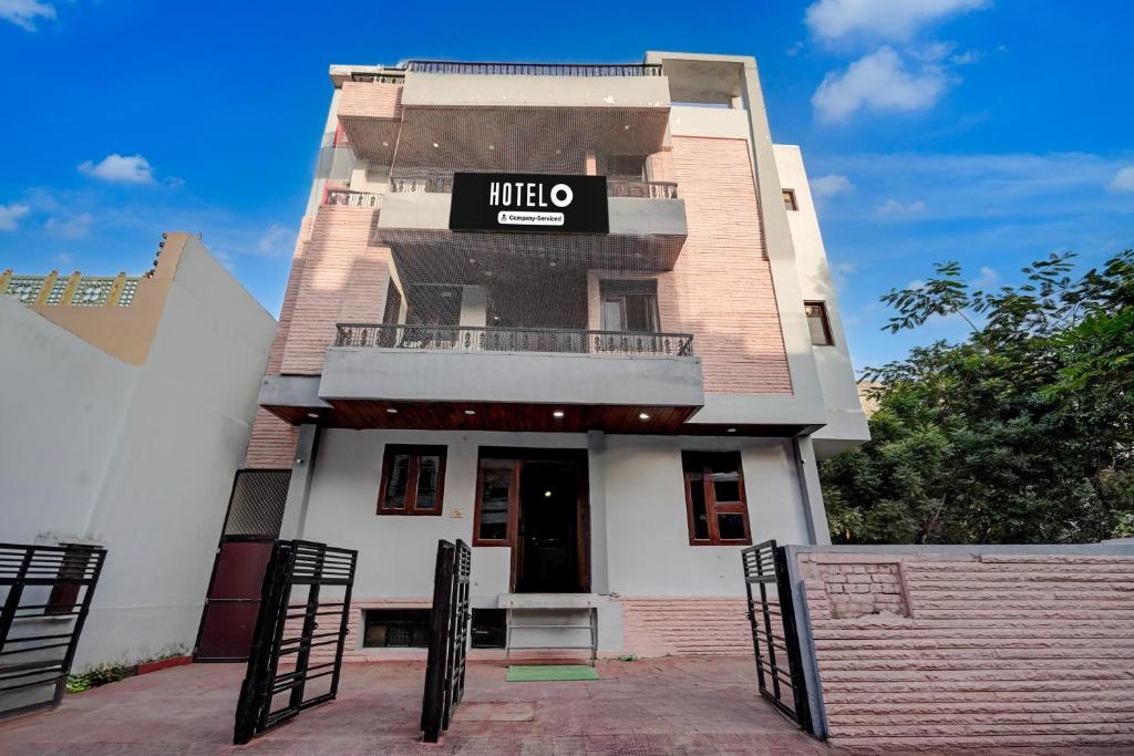 斋浦尔Hotel O Jagatpura Central Railway Station Jaipur的带有读取mitzo的标志的建筑