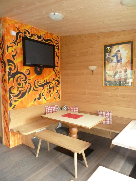 TV a/nebo společenská místnost v ubytování Alpking Hostel