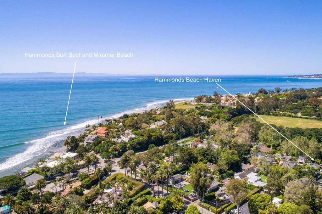 - une vue aérienne sur le manoir de plage de hamptons dans l'établissement Hammonds Beach Haven, à Santa Barbara