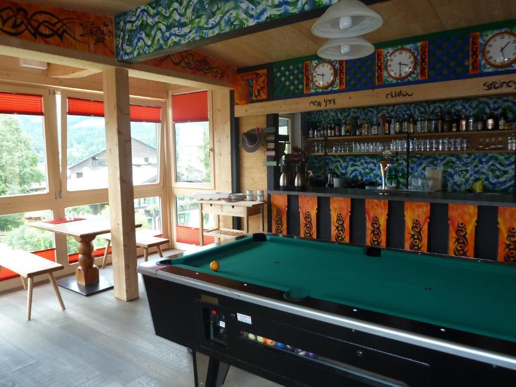 Biliár nebo kulečník v ubytování Alpking Hostel