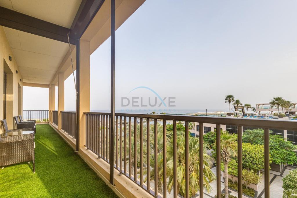 Balkón nebo terasa v ubytování Exquisite 2BR Seafront Haven with Resort Lifestyle and Panoramic Sea Views, Near Faqiat Beach and Campsite, Mina Al Fajer D, Fujairah by Deluxe Holiday Homes