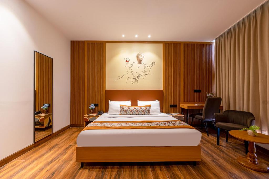 una habitación de hotel con una cama y un escritorio en Saltstayz Select- Medicity Near Medanta Hospital, en Gurgaon