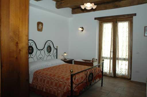 A bed or beds in a room at Agriturismo Il Falco del Monte Fumaiolo