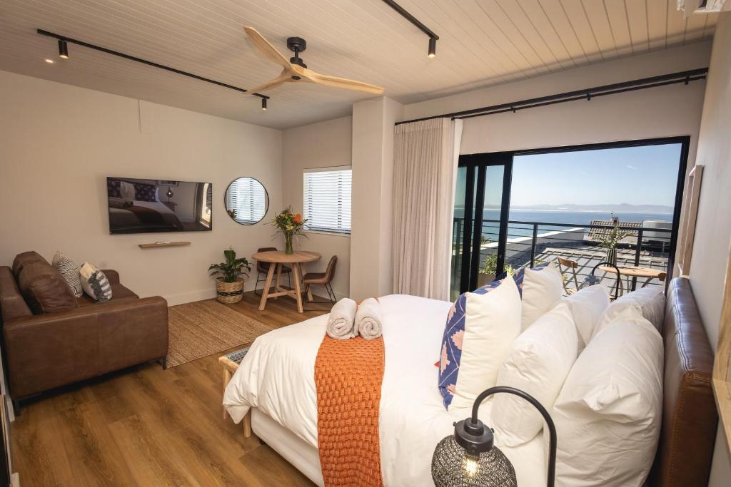 赫曼努斯Oceanfront Studios - Hermanus Waterfront Apartments的一间带床的卧室，可欣赏海景