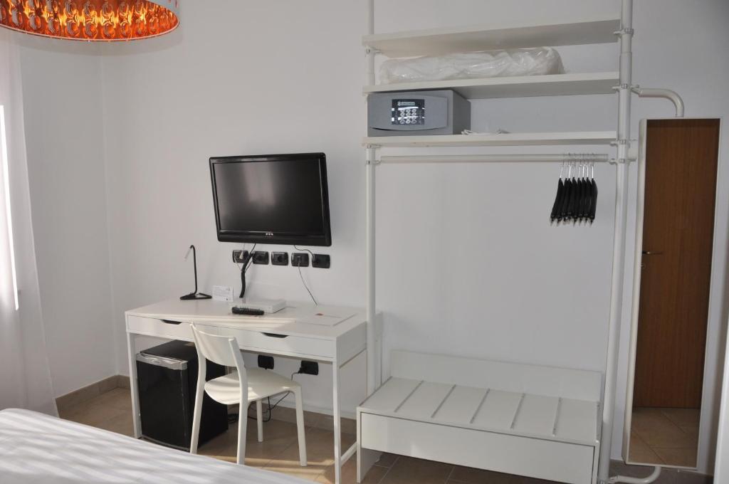 TV a/nebo společenská místnost v ubytování Lo Scoiattolo Piedmont Bike Hotel