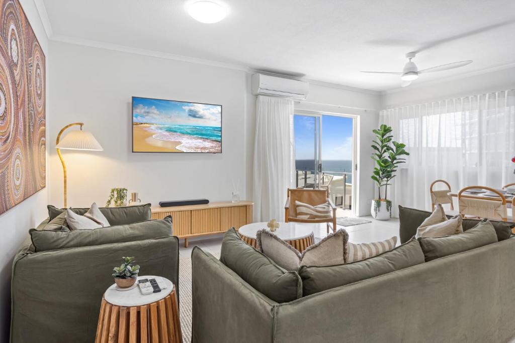 ein Wohnzimmer mit zwei Sofas und einem Tisch in der Unterkunft Stylish 3-Bed Apartment in Coastal Redcliffe in Redcliffe