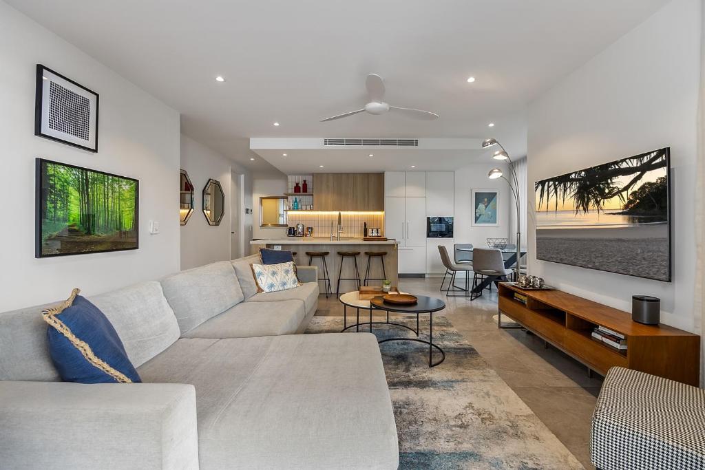 Χώρος καθιστικού στο Coastal Bliss: 3-Bedroom Retreat with Pool