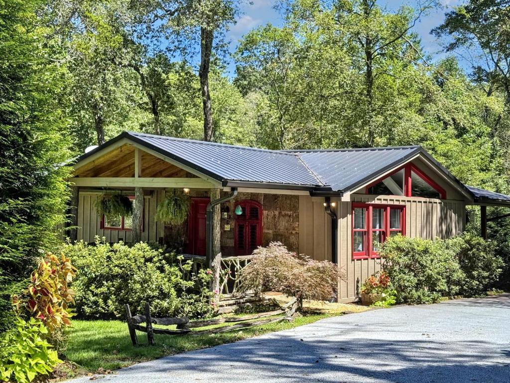 une petite maison avec une porte rouge et une allée dans l'établissement 826 Wilson Road, à Highlands