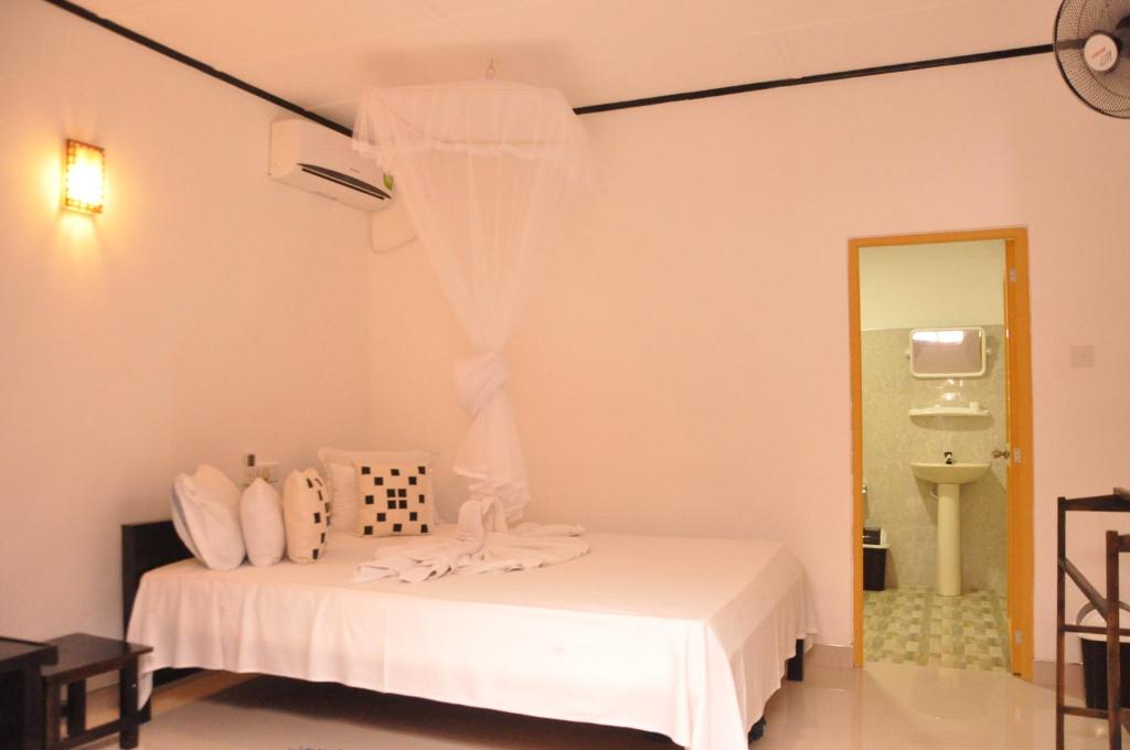 Postel nebo postele na pokoji v ubytování Sigiri Rock Side Home Stay