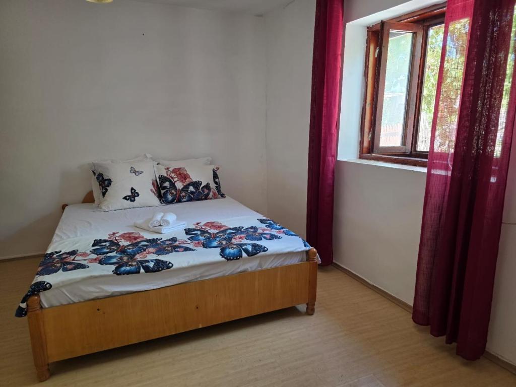 una piccola camera da letto con un letto e una finestra di Royal Amira a Tuzla