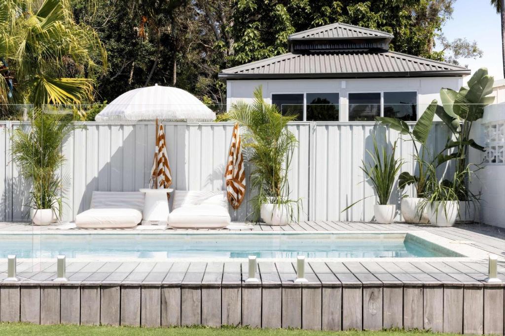 Bazén v ubytování Palm Cove Retreat - Walk to beach & CBD nebo v jeho okolí