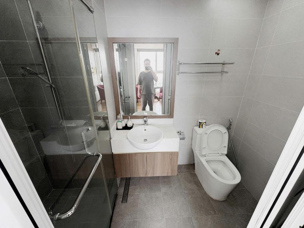 a bathroom with a toilet and a sink and a shower at Homestay NewLife Bãi Cháy in Ha Long