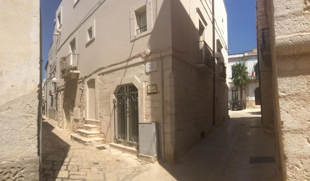 Un callejón con un edificio con una puerta. en La Dolce Vite, en Turi