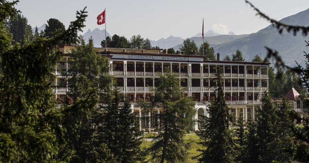Nespecifikovaný výhled na hory nebo výhled na hory při pohledu z hotelu