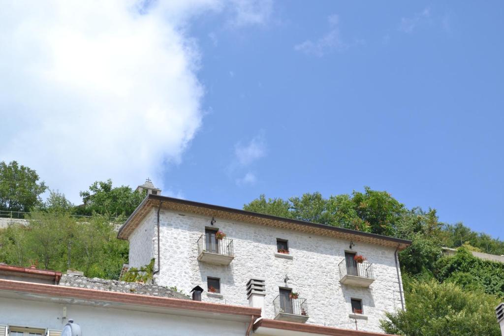 Ein weißes Gebäude mit Rauch aus ihm. in der Unterkunft B&B La Casa Vecchia in Gallo