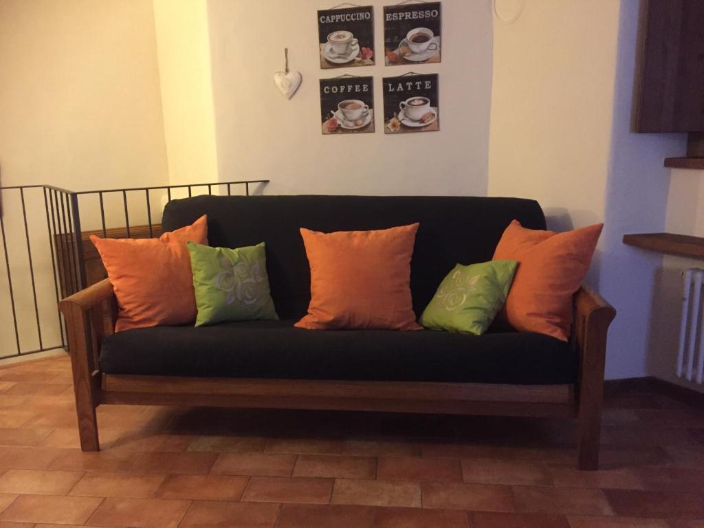 ラ・サルにあるTzambra de Jeanの黒いソファ(オレンジと緑の枕付)