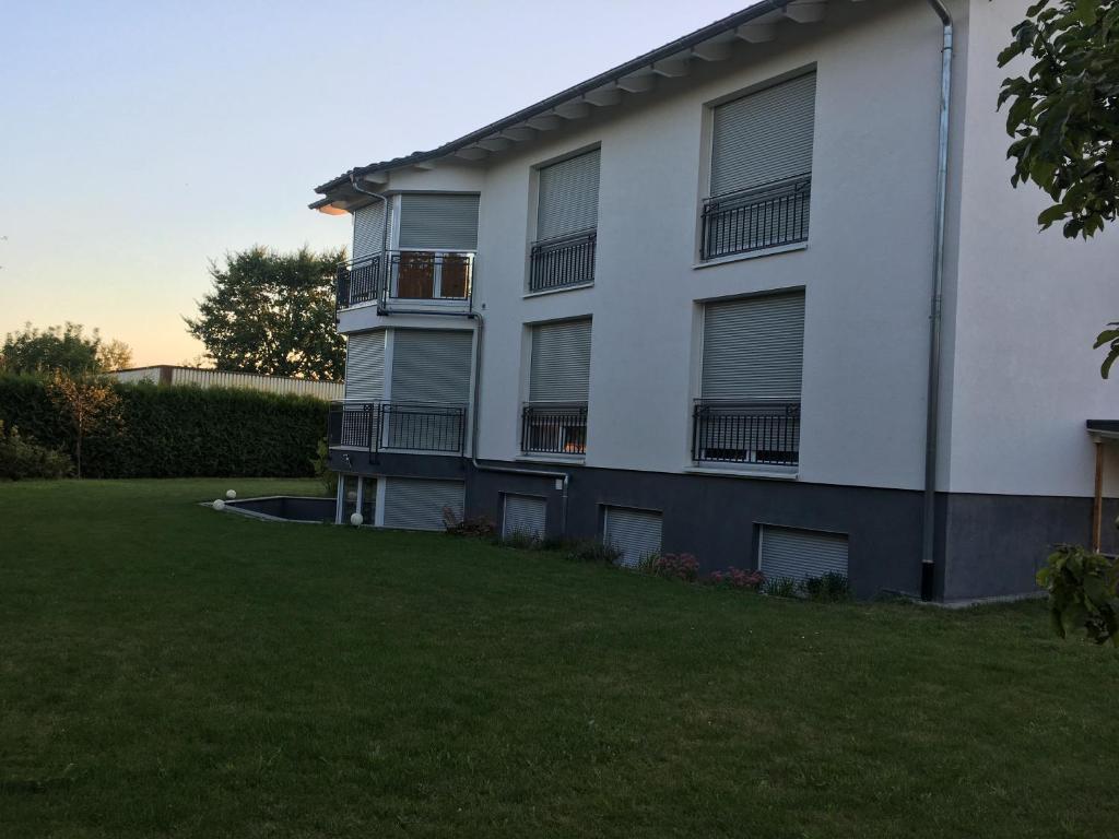 een appartementencomplex met een gazon ervoor bij Grefenstein in Ettenheim