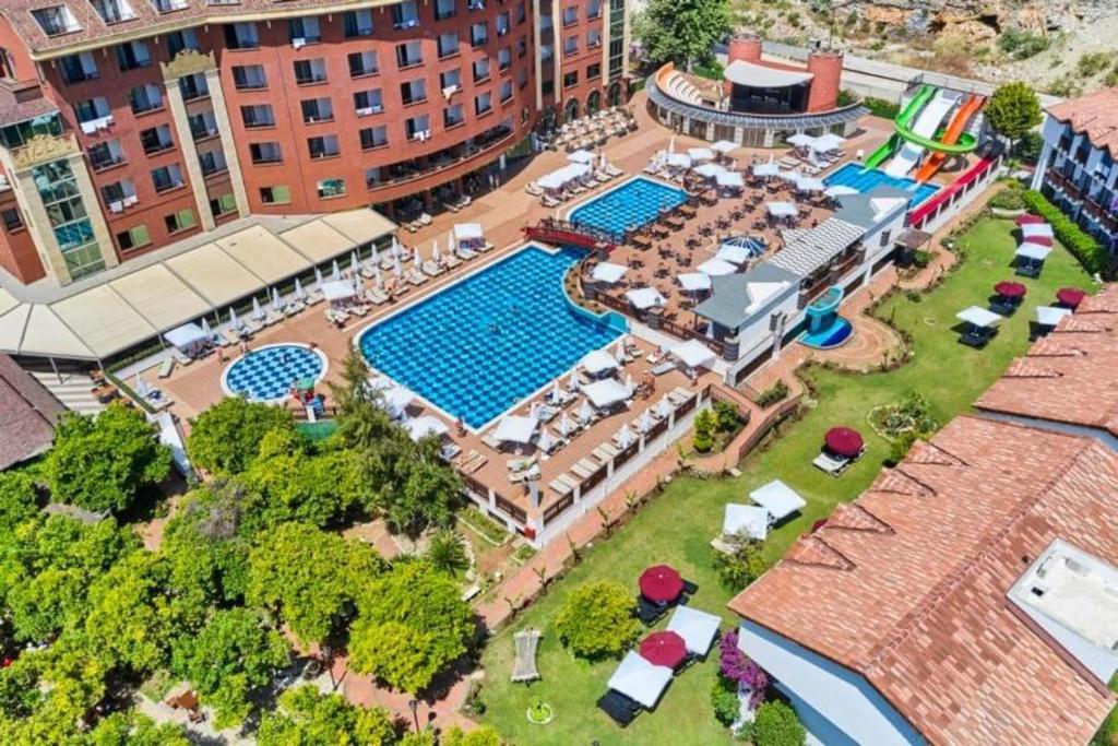 Бассейн в Noxinn Hotels Club Ultra All Inclusive или поблизости