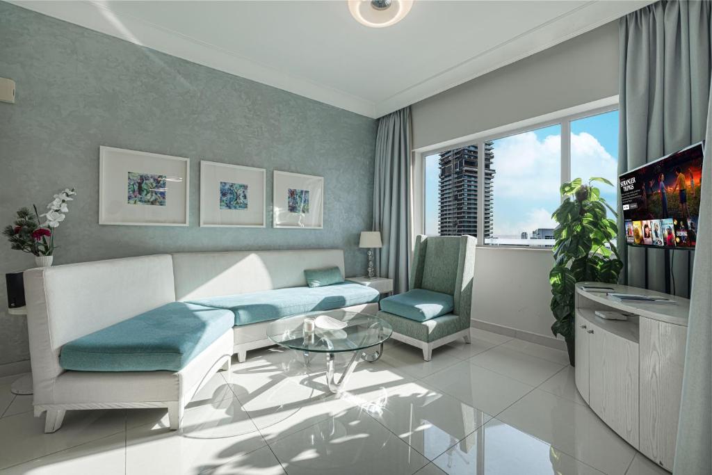 um quarto com uma cama, um sofá e uma mesa em Burj Khalifa view - 2 BR apartment in Downtown em Sabkhah