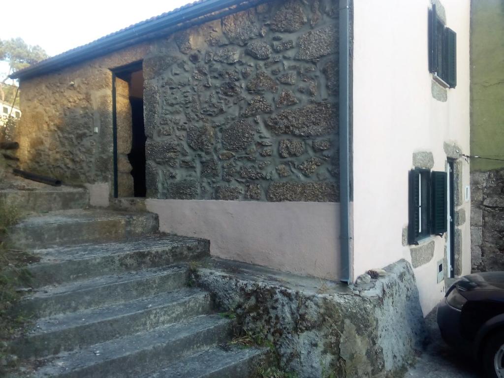 a set of stairs leading up to a building at Casa do Outeirinho in Sabugueiro