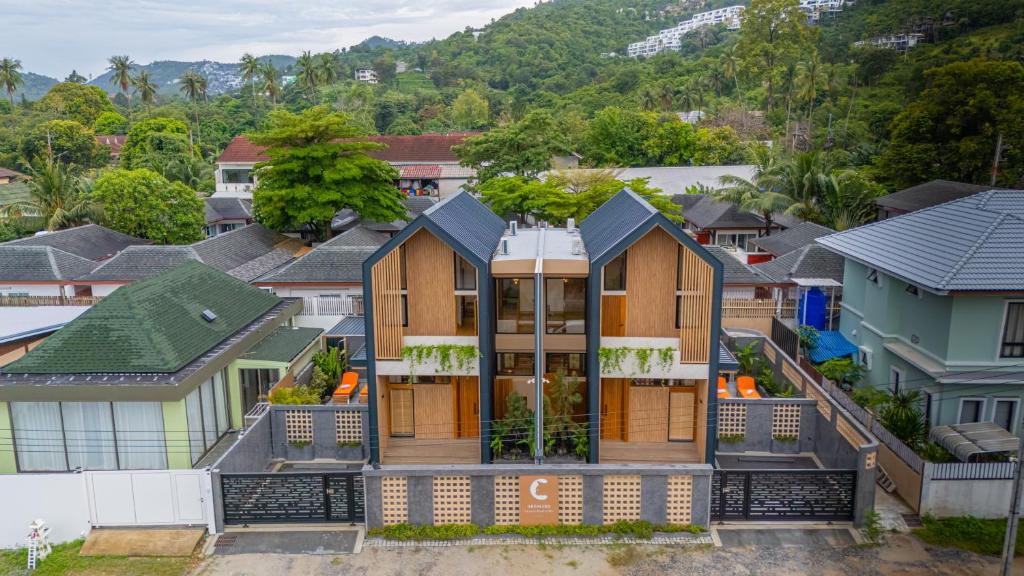 O vedere generală la munți sau o vedere la munte luată de la această vilă