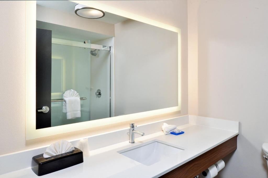 Holiday Inn Express Winston-Salem Medical Ctr Area photo