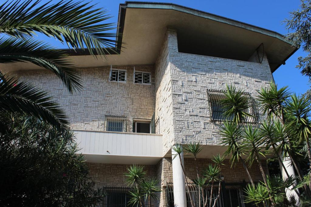 een gebouw met palmbomen ervoor bij Villa Wanda - Residenza di charme in Trani