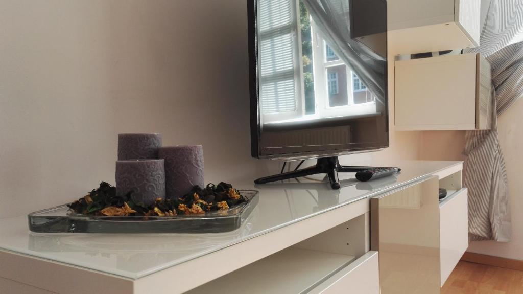 biurko z telewizorem i talerzem jedzenia w obiekcie Apartament Ducha 1 w Gdańsku