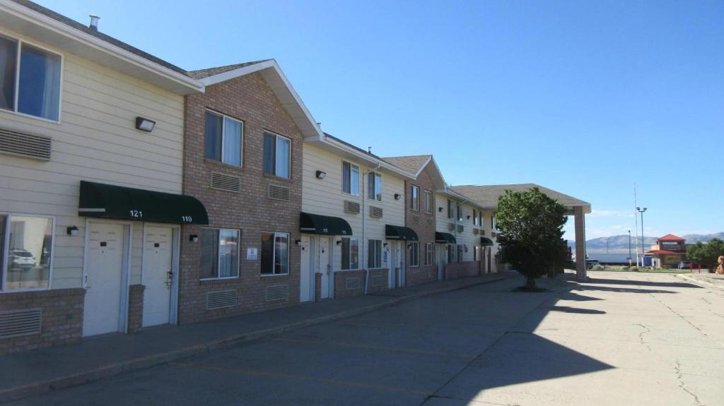 eine leere Straße vor einem Gebäude in der Unterkunft Quality Inn Beaver I-15 in Beaver